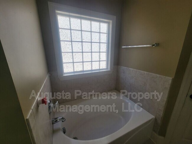 Building Photo - 1010 Barrett Dr