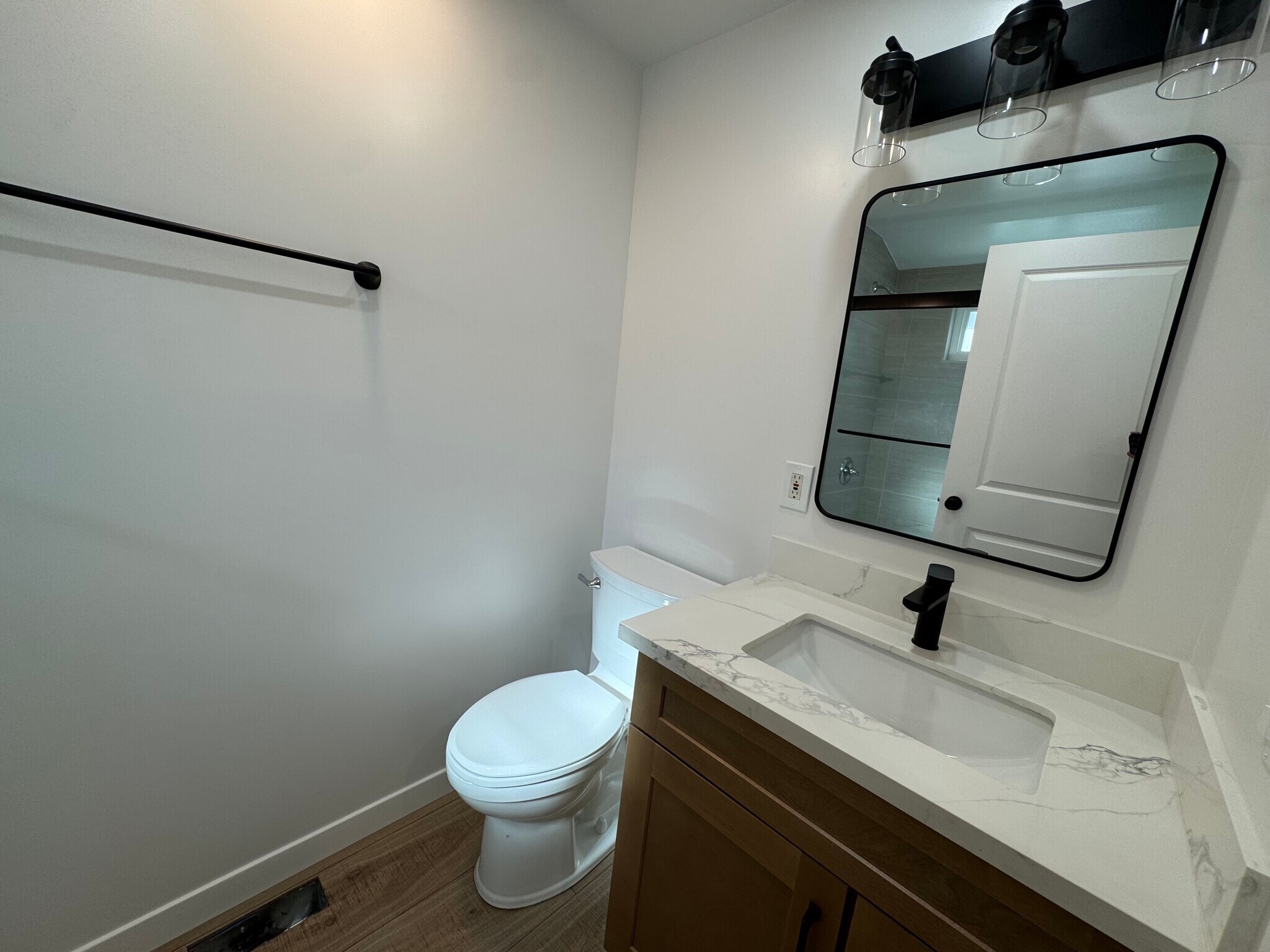 Building Photo - 2204 Lausett Ave