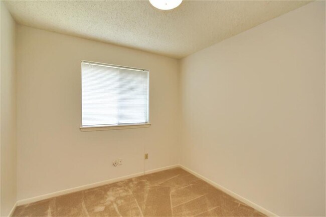 Building Photo - 2602 Lively Ln