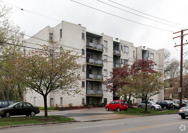 Primary Photo - Knightsbridge Apartments