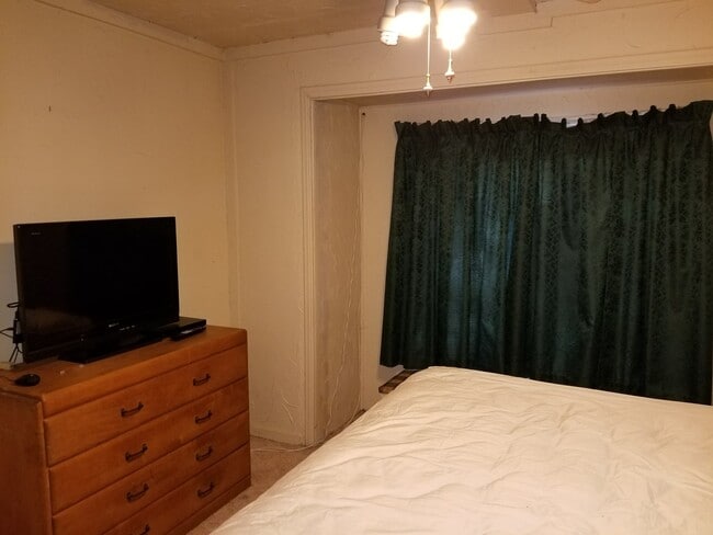 Building Photo - 2 Bedroom with 1.5 baths