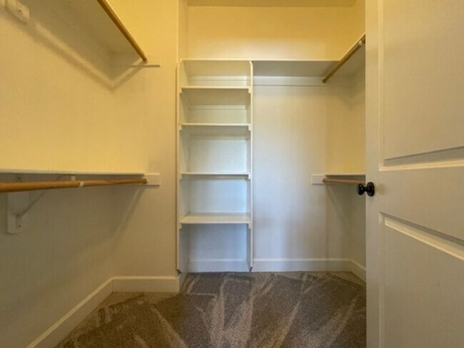 Building Photo - Happy Valley Townhome! 2Bed + Den/Office w/ 2.5 Bath ~ Garage, Washer/Dryer ~ Convenient to PDX A...