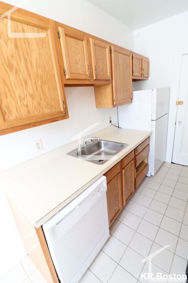 Building Photo - Beautiful 1Br/1Bth apartment! Heat/Hot Water inc.  Must see!