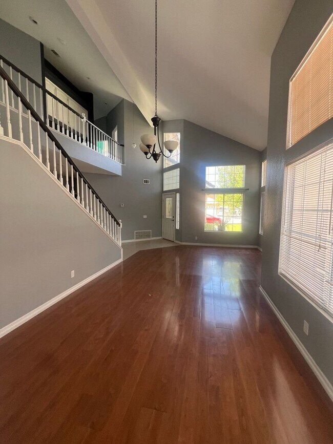 Building Photo - Welcome Home in the Desirable Orangecrest Community!