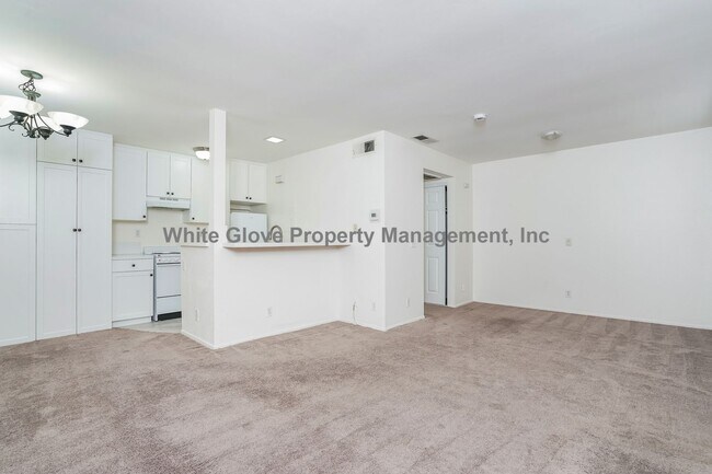 Building Photo - Charming Studio Condo with Garage in Desirable Las Palmas Community