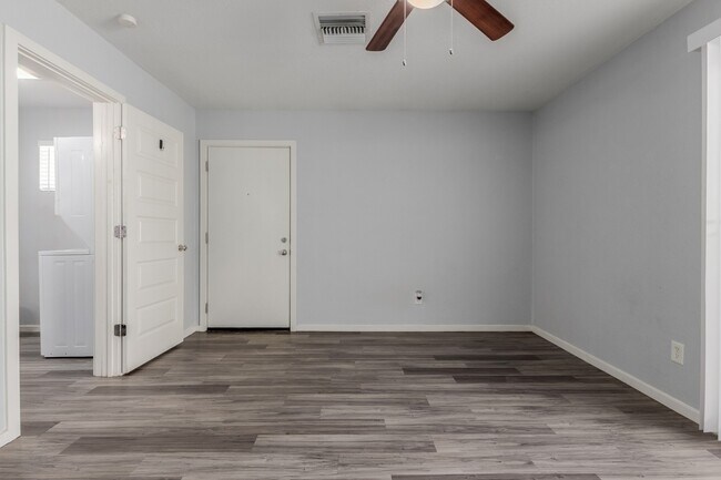 Building Photo - 2 bedroom 1 bathroom