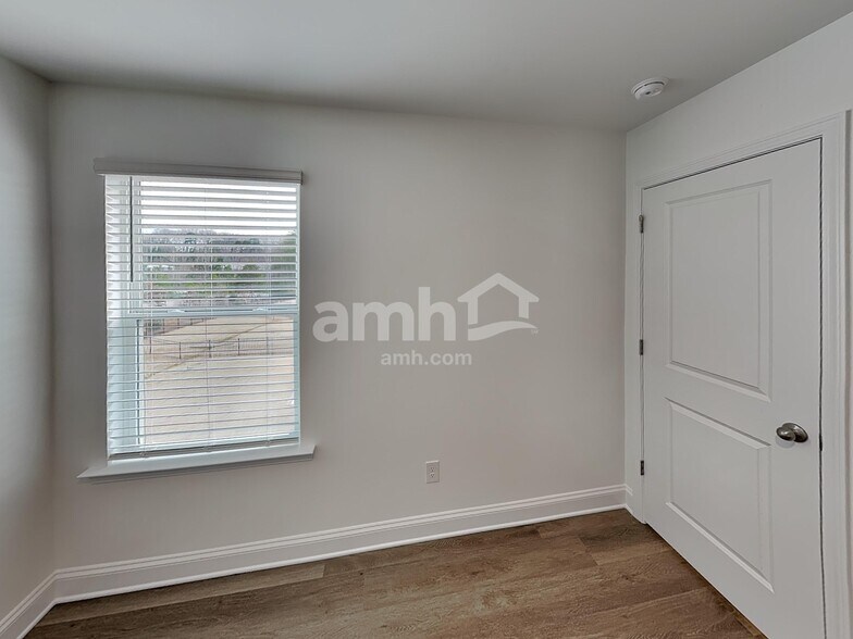 Building Photo - 5006 Twin River Dr