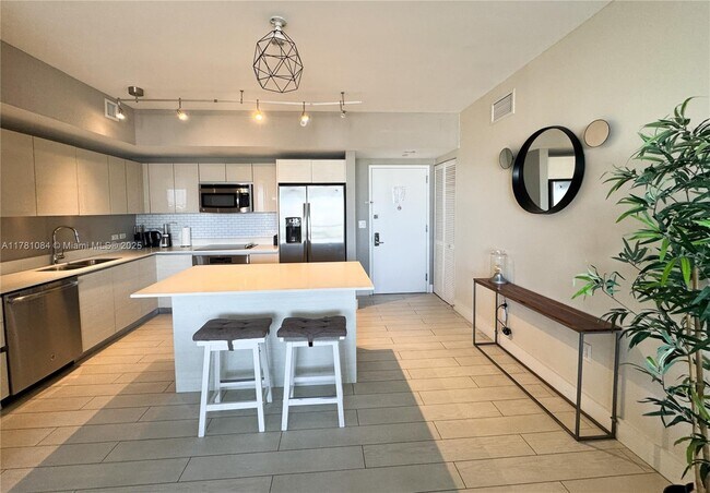 Building Photo - 2600 E Hallandale Beach Blvd