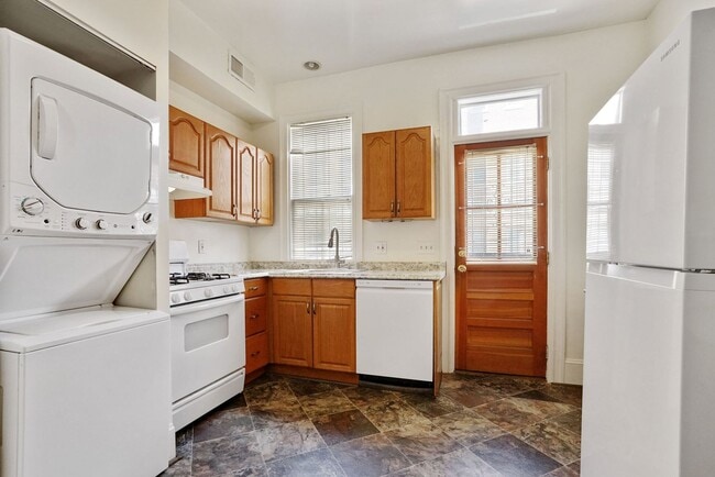 Building Photo - Professionally Managed// 3 Bedroom 2 Bathroom Condo // Kalorama/Dupont Circle// 1 Parking Spot In...
