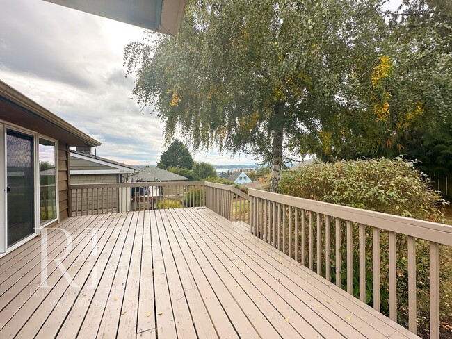 Building Photo - Enjoy Breathtaking Sunsets in the Heart of Manette