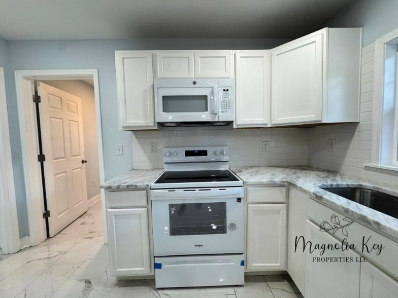 Building Photo - 403 73rd Ave N