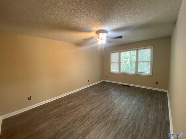 Building Photo - 523 Farmingdale Rd SE