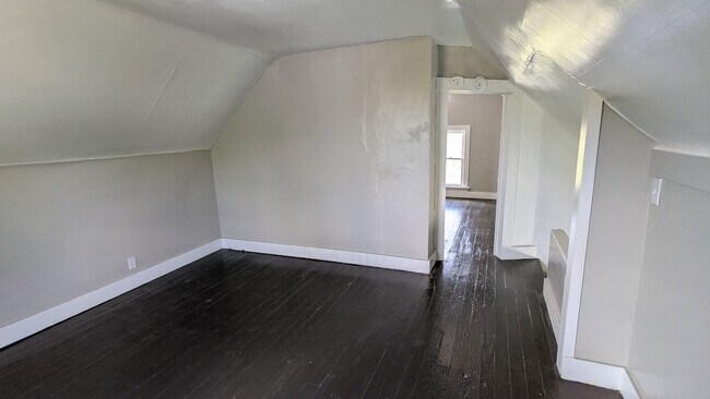 Building Photo - Spacious 5-bedroom, 1-bath home offers flexible living across multiple levels in Akron