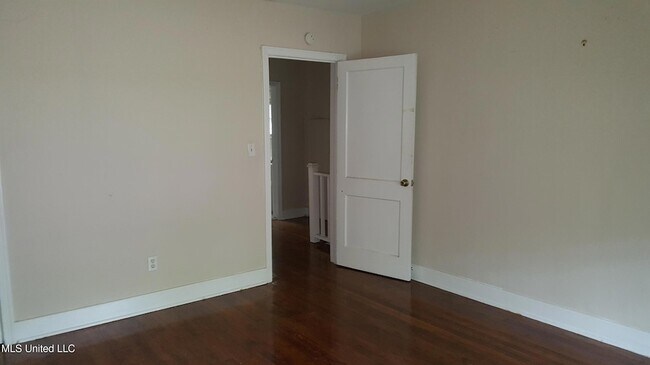 Building Photo - 327 Decelle St