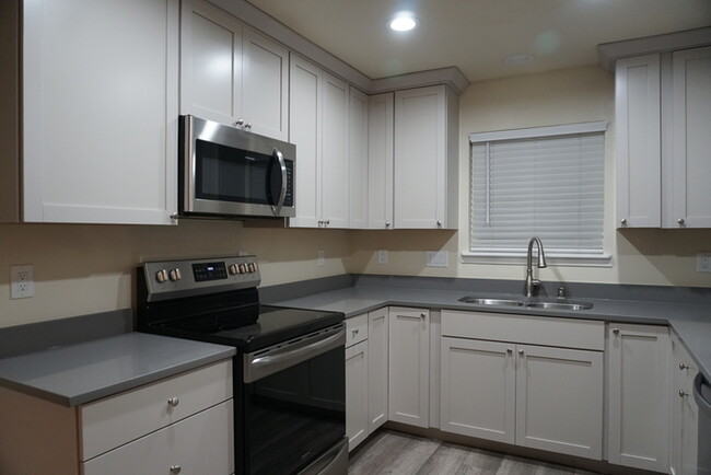 Building Photo - Beautifully remodeled halfplex in desirabl...