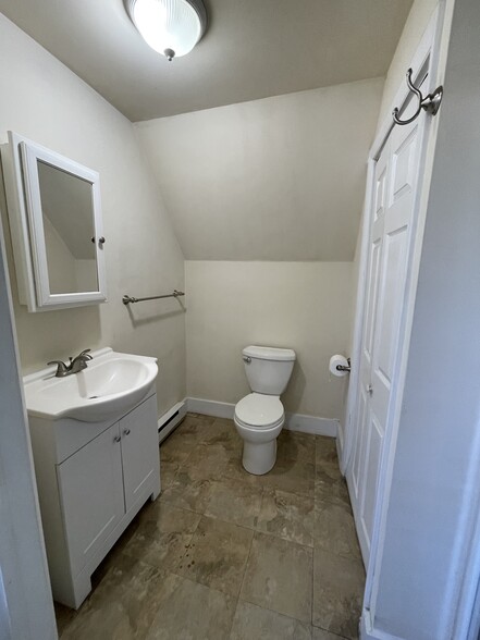 Full bath - 225 E 6th Ave