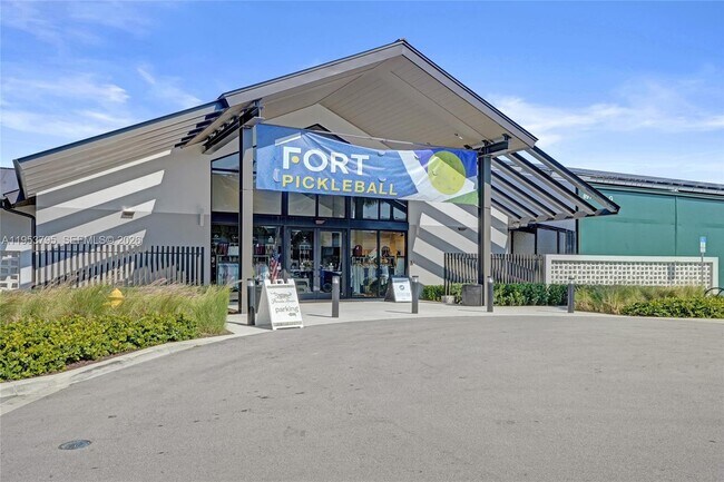 Building Photo - 920 SW 28th St