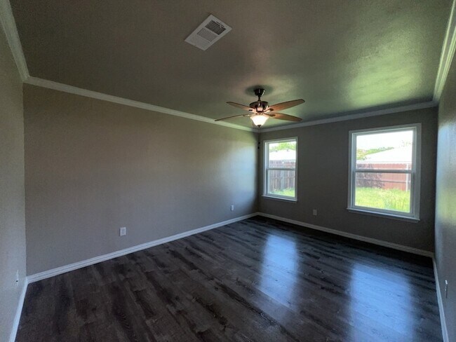 Building Photo - 5728 Shady Springs Trail