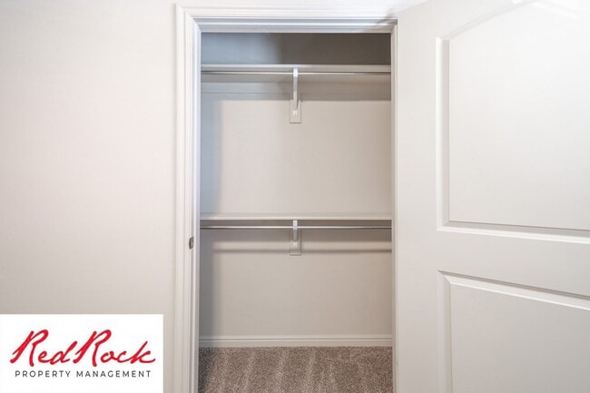 Building Photo - Lovely townhome with Community Pool!