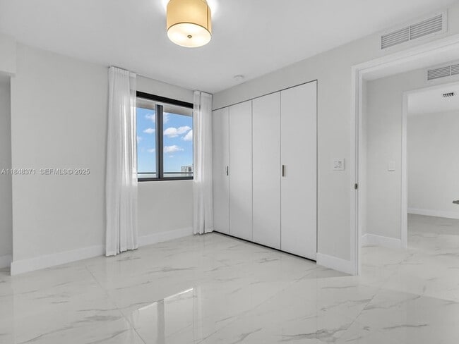 Building Photo - 700 NE 24th St