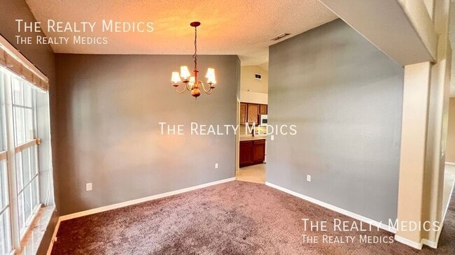 Building Photo - 1553 Ross Dr