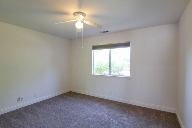 Building Photo - 3 Bedroom Home in Country Heights