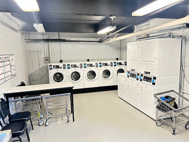 Building Photo - 1 Bedroom with den/family room *Special Half months free month