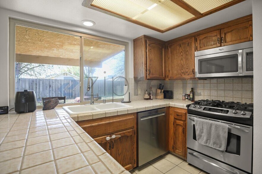 Building Photo - 2847 Hillcrest St