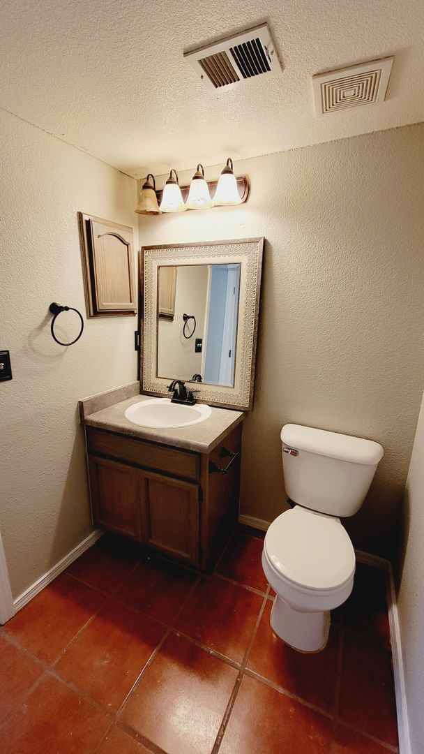 Building Photo - Cozy 3 bedroom 2 bath home in West El Paso!