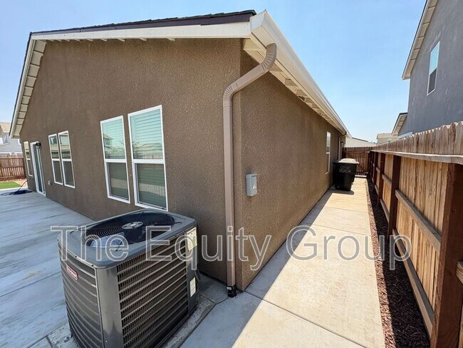 Building Photo - 1142 E Cameron Ave