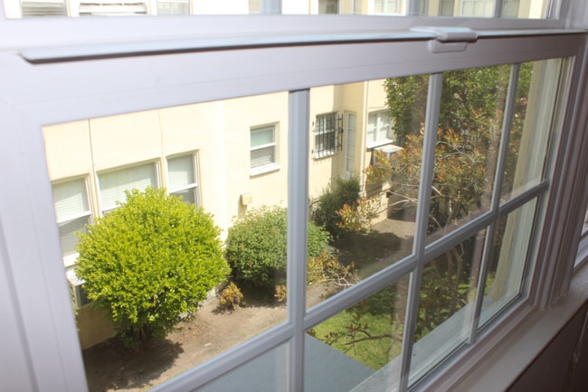 Building Photo - 638 S Cloverdale Ave