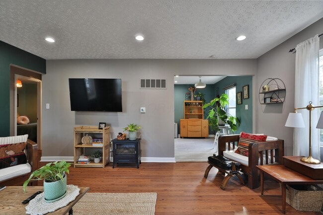 Building Photo - 925 Blenheim Rd