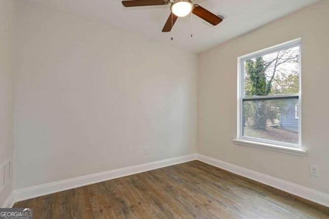 Building Photo - 104 Klassing St SW