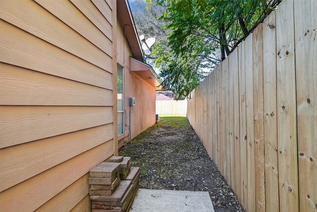 Building Photo - 16106 Barbarossa Dr