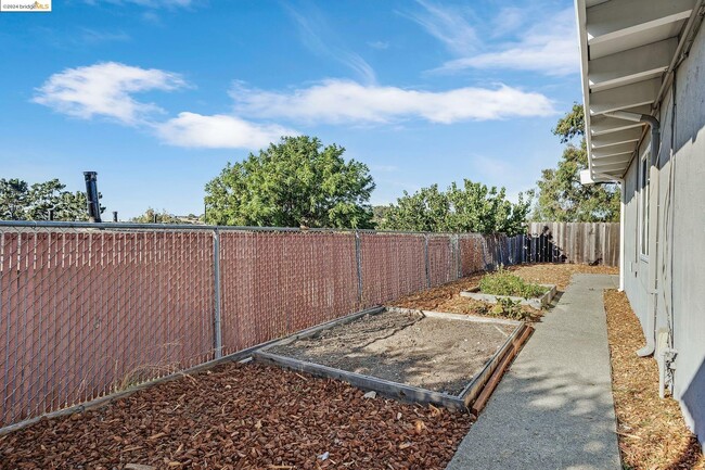 Building Photo - 2559 Rebecca Dr