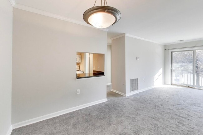 Building Photo - Clean & Fresh 2 + 2 close to METRO!