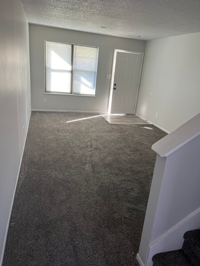 Building Photo - 303 E Liberty Ln