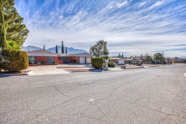 Building Photo - Beautiful House with 4 bed - 2 baths - office & covered big Jacuzzi