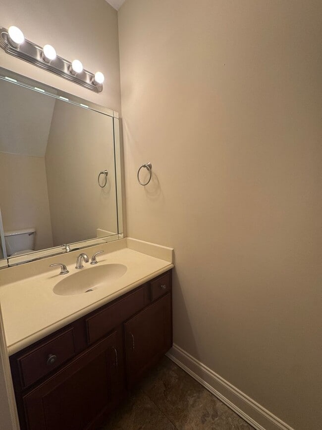 Building Photo - 581 Beehler Dr