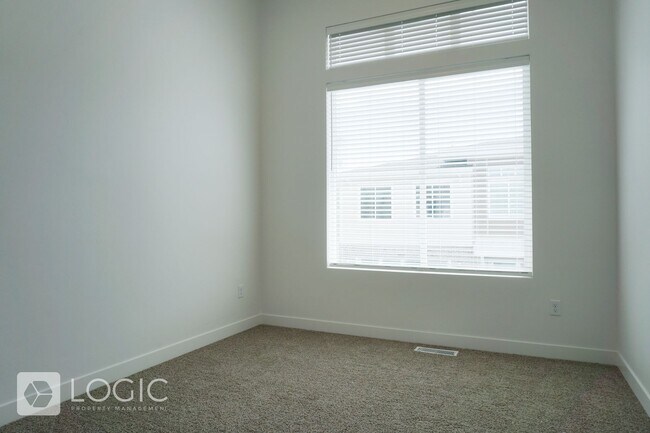 Building Photo - Gorgeous Townhome in Great Location!