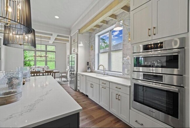 Building Photo - Luxurious 5 Bedroom, 3 Bathroom Home in Mc...