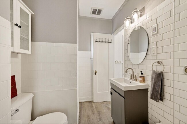 Building Photo - 514 W Lakeside St