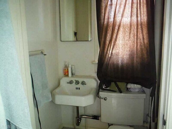 Building Photo - Larchmont