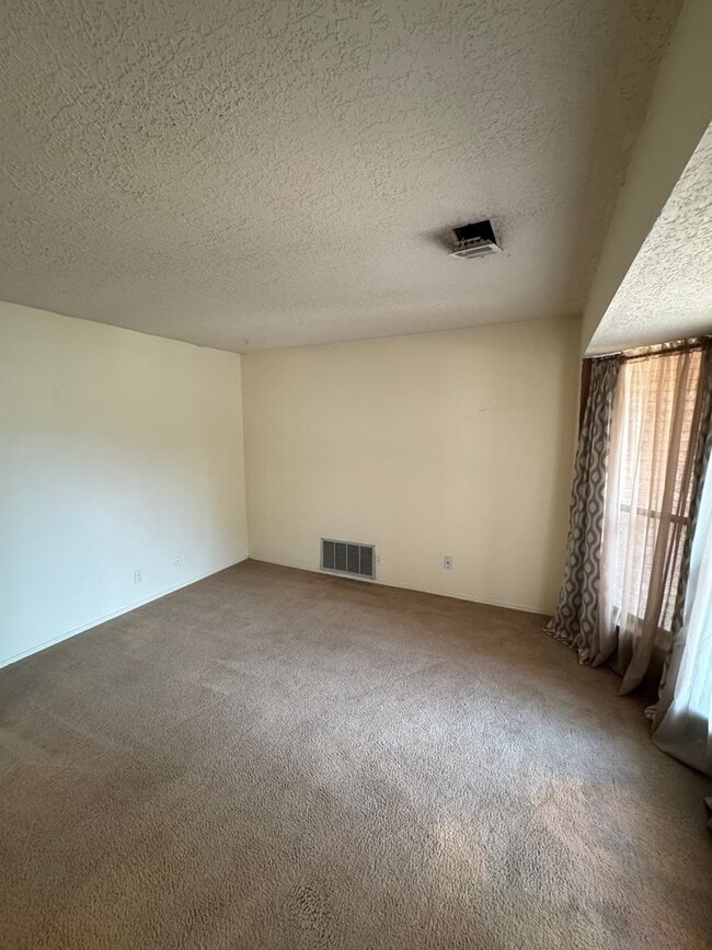 Building Photo - Northeast Heights three bedroom two bath s...