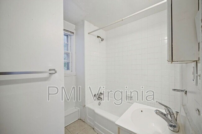 Building Photo - 3841 Chatham Cir