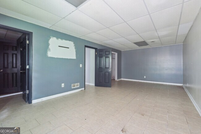 Building Photo - 6851 Alexander Pkwy