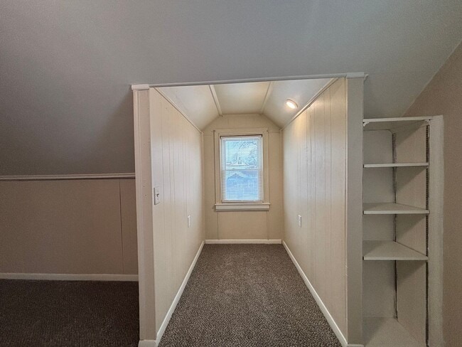 Building Photo - 3 Bedroom 1.5 Bath House - Parking/Laundry Hook-Ups!