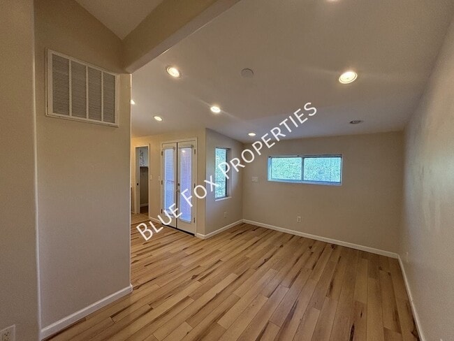 Building Photo - 322 N Hasman Dr