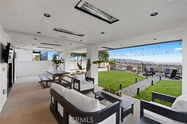 Building Photo - 807 N Paulina Ave