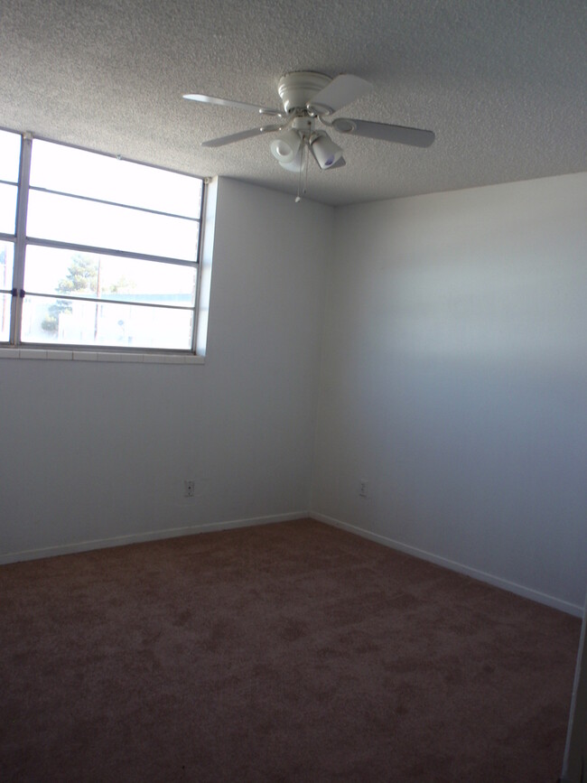 Building Photo - 2 BEDROOM 1.5 BATHS CONDO FOR RENT